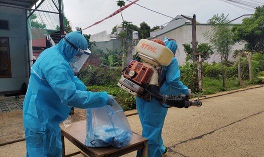Lực lượng y tế tỉnh Đắk Lắk triên khai phun thuốc khử khuẩn ở một khu vực bị phong tỏa. Ảnh: T.X