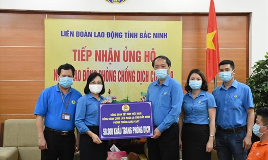 LĐLĐ tỉnh Bắc Ninh tiếp nhận khẩu trang trao tặng. Ảnh: CĐN