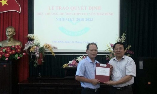 Thầy Nguyễn Văn Dũng (trái) - Hiệu trưởng Trường THPT Chuyên Thái Bình. Ảnh: CTV.