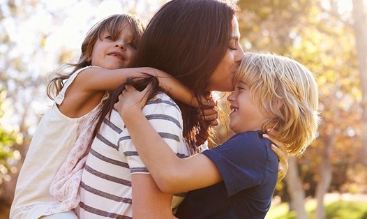 Ngày Quốc tế Thiếu nhi là dịp để bố mẹ thể hiện tình yêu thương với con cái. Ảnh: Xinhua