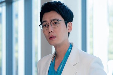 Jung Kyung Ho thể hiện sự cuốn hút trong “Hospital playlist 2”. Ảnh: Soompi