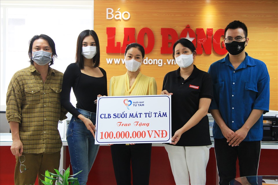 CLB "Suốt mát từ tâm" trao 100 triệu đồng ủng hộ chương trình “Triệu liều vaccine cho công nhân nghèo”. Ảnh: Hoài Anh