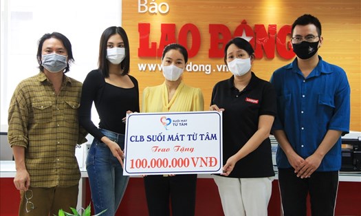 CLB "Suốt mát từ tâm" trao 100 triệu đồng ủng hộ chương trình “Triệu liều vaccine cho công nhân nghèo”. Ảnh: Hoài Anh