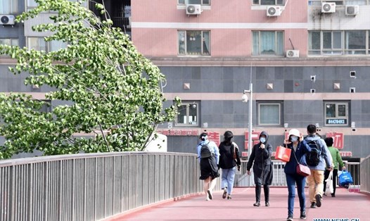 Cư dân Bắc Kinh (Trung Quốc) trên một cây cầu đi bộ. Ảnh: Tân Hoa Xã