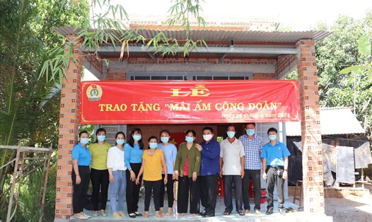 Các đại biểu chụp ảnh lưu niệm cùng gia đình chị Thúy. Ảnh LĐLĐ Tây Ninh cung cấp