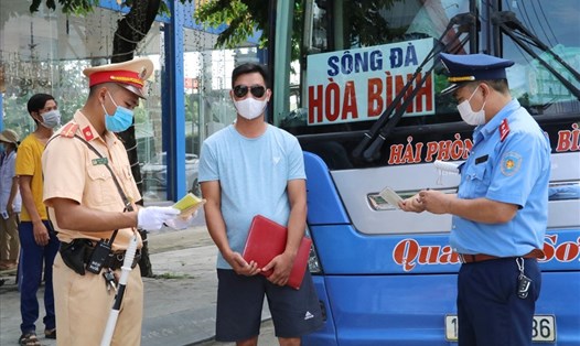 Từ sáng ngày 28.5, tất cả phương tiện kinh doanh vận tải hành khách khi qua địa bàn tỉnh Ninh Bình đều được kiểm soát chặt chẽ đảm bảo công tác phòng dịch. Ảnh: NT