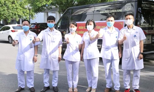 6 y bác sĩ ưu tú nhất của Bệnh viện Đa khoa Phú Thọ đã lên đường chi viện điểm nóng COVID-19 tại Bắc Ninh. Ảnh: BPT.
