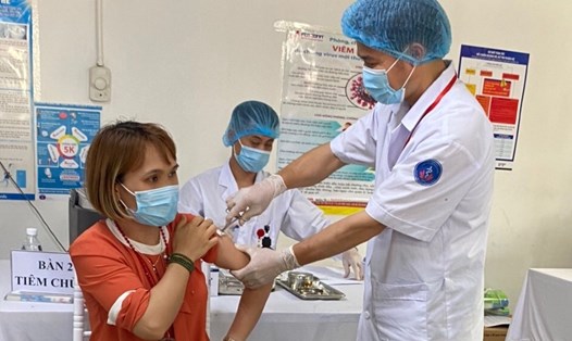 Một nữ công nhân lao động Công ty TNHH Funing Precision Component – Tập đoàn KHKT Hồng Hải của tỉnh Bắc Ninh được tiêm vaccine vào ngày 27.5. Ảnh minh hoạ. Ảnh: B.H
