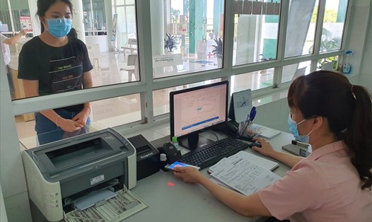Người tham gia BHYT được sử dụng hình ảnh thẻ BHYT trên ứng dụng VssID trong khám chữa bệnh tại tỉnh Quảng Nam. Ảnh: BHXH