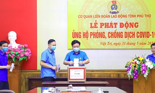 Lãnh đạo Liên đoàn Lao động tỉnh Phú Thọ ủng hộ phòng, chống dịch COVID-19. Ảnh: LĐLĐ tỉnh Phú Thọ
