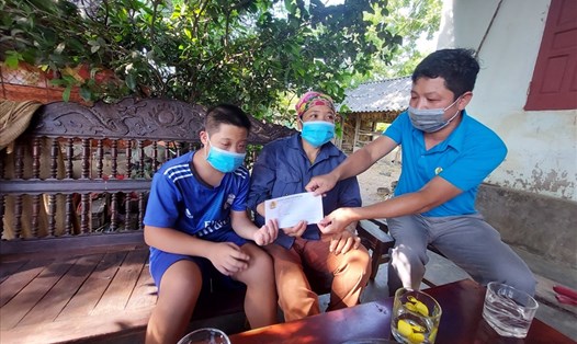 Lãnh đạo LĐLĐ huyện Nghĩa Đàn (Nghệ An) tặng quà cho trẻ em có hoàn cảnh đặc biệt khó khăn. Ảnh: Quỳnh Trang