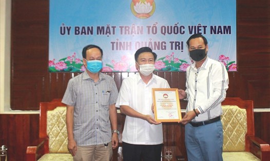Ủy ban Mặt trận Tổ quốc Việt Nam tỉnh Quảng Trị tiếp nhận 1 tỉ đồng của các nhà hảo tâm, khán giả và nghệ sĩ Hoài Linh ủng hộ. Ảnh: Nguyễn Phong.