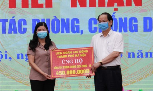 Đại diện cho tổ chức Công đoàn, bà Đặng Thị Phương Hoa - Phó Chủ tịch Thường trực LĐLĐ thành phố Hà Nội trao ủng hộ số tiền 450 triệu đồng vào Quỹ phòng chống dịch COVID-10 của Thành phố Hà Nội. Ảnh: Ngọc Ánh