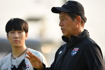 Huấn luyện viên Akira Nishino chưa hài lòng với tuyển Thái Lan trước vòng loại World Cup 2022. Ảnh: LĐBĐ Thái Lan.