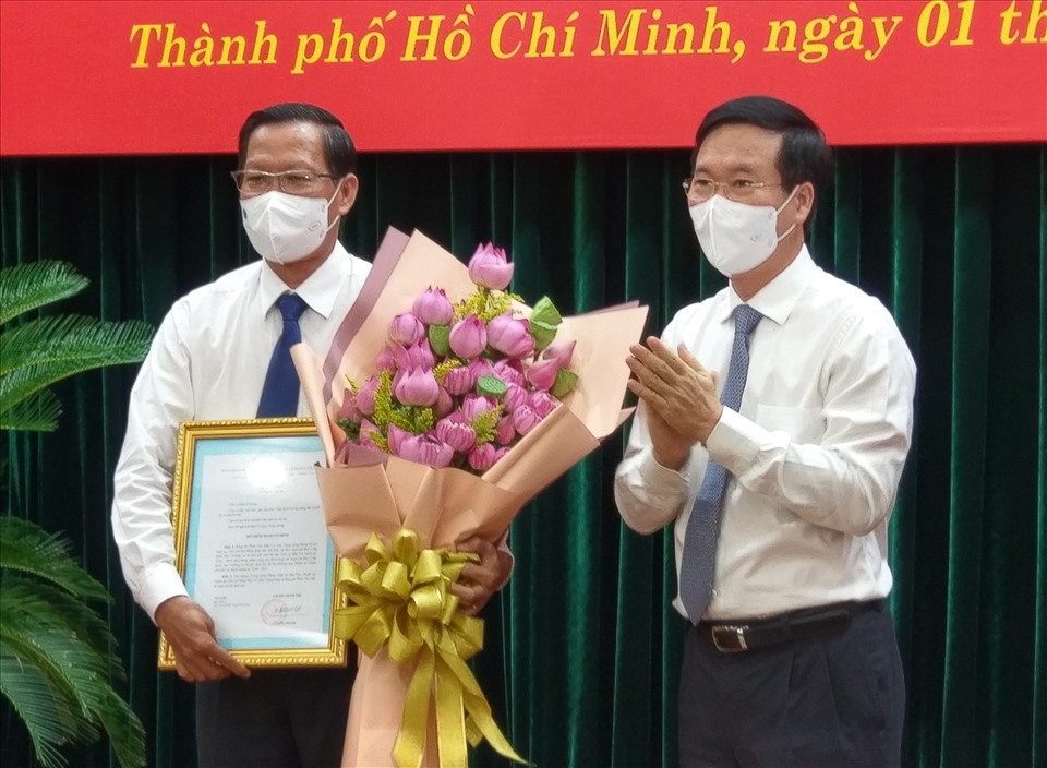 Thường trực Ban Bí thư Võ Văn Thưởng (bên phải ảnh) trao quyết định và hoa chúc mừng cho ông Phan Văn Mãi.   Ảnh: Minh Quân