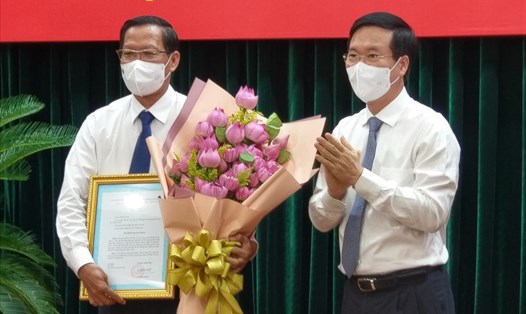 Thường trực Ban Bí thư Võ Văn Thưởng (bên phải ảnh) trao quyết định và hoa chúc mừng cho ông Phan Văn Mãi.   Ảnh: Minh Quân