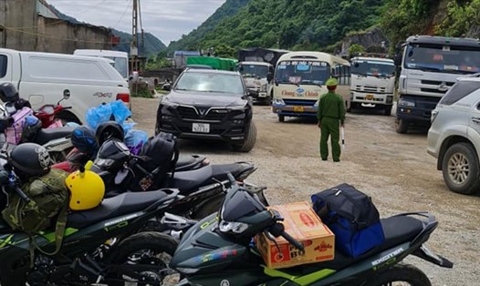 Các phương tiện dừng tại trạm Vân Hồ (tỉnh Sơn La) để mọi người làm thủ tục khai báo y tế. Ảnh: T.D