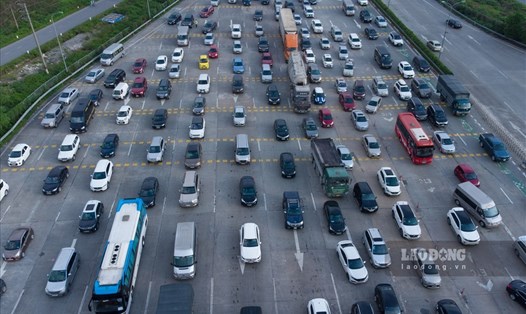 Hình ảnh đoàn xe ô tô nối nhau trên cao tốc Pháp Vân - Cầu Giẽ. Ảnh minh họa: Tô Thế