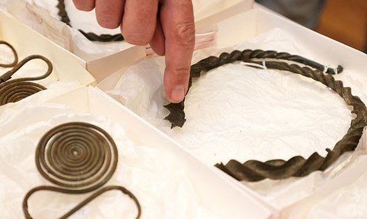 Các nhà khảo cổ học phát hiện ra 50 món đồ trang sức và các đồ tạo tác khác. Ảnh: AFP