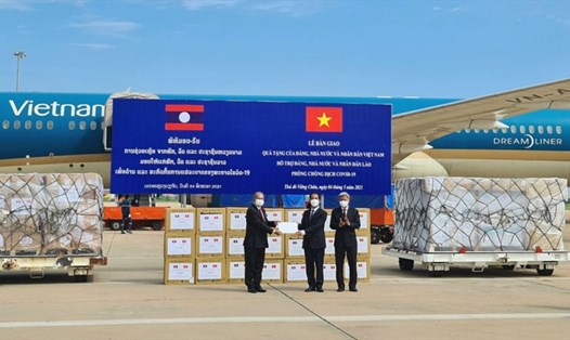 Thứ trưởng Ngoại giao Tô Anh Dũng trao tượng trưng quà tặng của Việt Nam giúp Lào ứng phó dịch COVID-19 cho Phó Thủ tướng Kikeo Khaykhamphithoun. Ảnh: BNG