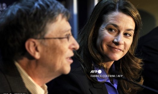 Vợ chồng tỉ phú Bill Gates trong một cuộc họp báo. Ảnh: AFP