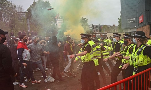 Các cổ động viên bạo loạn tại Old Trafford. Ảnh: M.E.N.
