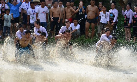 Những ông chồng cõng vợ chạy đua trong một lễ hội ở tỉnh Quý Châu, Trung Quốc. Ảnh: AFP.