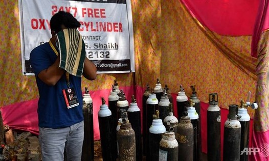 Thanh niên trẻ Shanawaz Shaikh đã bán ô tô riêng lấy tiền thực hiện ý tưởng cung cấp ôxy miễn phí cho người nghèo giữa khủng hoảng dịch COVID-19 Ấn Độ. Ảnh: AFP