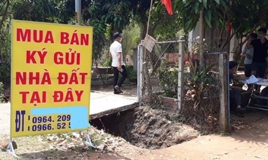 Một điểm giao dịch mua bán đất trong những ngày sốt đất ở tỉnh Bình Phước. Ảnh: Đình Trọng