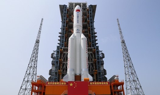 Module lõi của trạm vũ trụ Trung Quốc và tên lửa đẩy Trường Chinh 5B Y2 ở bãi phóng tàu vũ trụ Văn Xương ngày 23.4. 2021. Ảnh: Xinhua