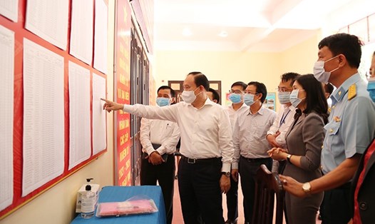 Chủ tịch HĐND thành phố Hà Nội Nguyễn Ngọc Tuấn kiểm tra việc niêm yết danh sách cử tri tại quận Cầu Giấy. Ảnh: HNP