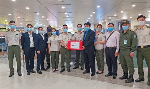 Lãnh đạo Công đoàn Giao thông Vận tải Việt Nam tặng quà đoàn viên Trung tâm An ninh, Cảng Hàng không quốc tế Nội Bài. Ảnh: CĐGT
