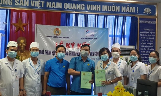 LĐLĐ huyện Yên Thành ký kết thỏa thuận hợp tác chương trình phúc lợi cho đoàn viên công đoàn với Bệnh viện Đa khoa Bảo Sơn. Ảnh: Nguyễn An