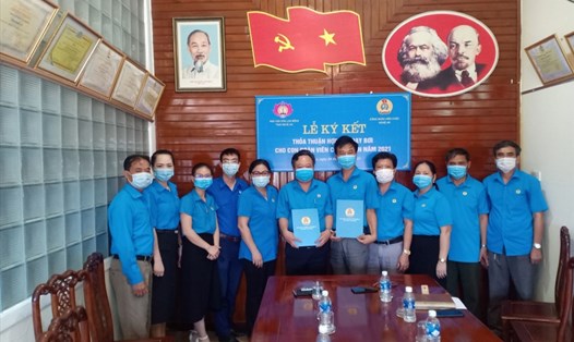 Công đoàn viên chức tỉnh Nghệ An ký thoả thuận với Nhà văn hoá Lao động tỉnh Nghệ An về chương trình dạy bơi, phòng chống đuối nước cho trẻ em. Ảnh: MT