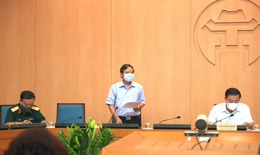 Ông Hoàng Đức Hạnh, Phó Giám đốc Sở Y tế Hà Nội báo cáo tại cuộc họp BCĐ chiều 4.5. Ảnh: Tùng Giang