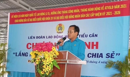 LĐLĐ huyện Tiểu Cần kết hợp hoạt động tháng công nhân với tuyên truyền về bầu cử. Ảnh: Trí Dũng
