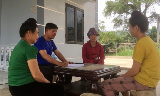 Ông Lò Văn Ngọc đến từng nhà để tuyên truyền cho người dân về trách nhiệm và nghĩa vụ khi tham gia bầu cử. Ảnh: VTC