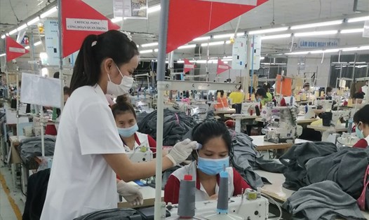 Kiểm tra thân nhiệt CNLĐ tại Công ty CP An Hưng (Phú Yên). Ảnh: Phương Linh