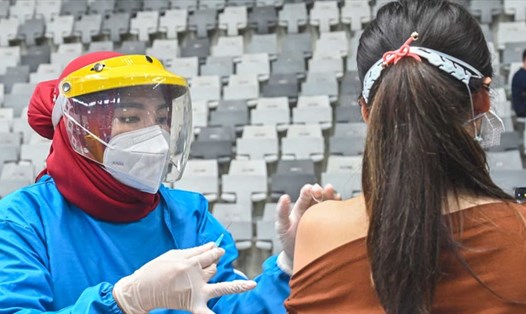 Tiêm vaccine COVID-19 ở Jakarta, Indonesia. Ảnh: AFP