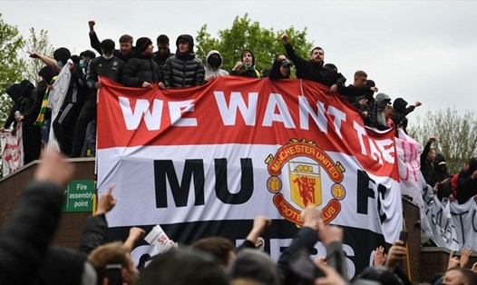 Cổ động viên Man United sẽ tiếp tục biểu tình ở Old Trafford. Ảnh: AFP