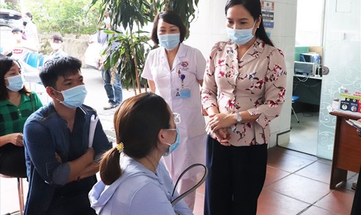 Bà Nguyễn Thị Hạnh, Phó Chủ tịch UBND tỉnh Quảng Ninh  trao đổi với người dân đi xét nghiệm COVID-19 tại Bệnh viện đa khoa tỉnh. Ảnh: CTV