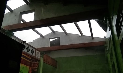 Một ngôi nhà bị tốc mái ở xã Tân Long sau trận mưa lớn. Ảnh: HT.