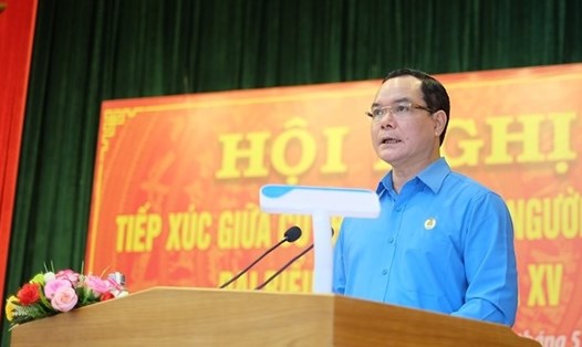 Ông Nguyễn Đình Khang - Chủ tịch Tổng Liên đoàn Lao động VN phát biểu tại buổi tiếp xúc cử tri ở Ninh Thuận. Ảnh: Nhiệt Băng