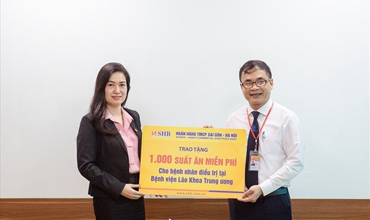Đại diện ngân hàng SHB, bà Phạm Thị Quỳnh Hoa - Chủ tịch Công đoàn trao tặng 1.000 suất ăn cho Bệnh viện Lão khoa Trung ương. Ảnh: SHB