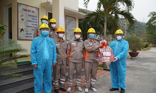 Cán bộ Công đoàn Điện lực Việt Nam tặng quà đoàn viên tại cơ sở. Ảnh: CĐĐL