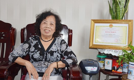 Với mô hình “Không đốt vàng mã, dành tiền làm việc thiện” và nhiều thành tích khác, CCB Hoàng Thị Hồng Thơm được Chủ tịch UBND thành phố Đà Nẵng tặng Bằng khen.