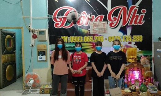 4 trong số 8 thanh niên bị chính quyền thành phố Móng Cái (Quảng Ninh) lập biên bản, cho đi cách ly tập trung khi vi phạm lệnh cấm hát karaoke trong phòng chống dịch COVID-19 của chính quyền. Ảnh: CTV