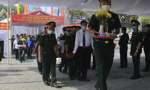 Sau lễ truy điệu, các hài cốt liệt sĩ được an táng tại Nghĩa trang liệt sĩ Quốc gia Đường 9. Ảnh: Hưng Thơ.