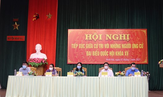 Các ứng cử viên thực hiện việc đeo khẩu trang tại buổi tiếp xúc cử tri ở thị trấn Tri Hải, huyện Ninh Hải, Ninh Thuận. Ảnh: Nhiệt Băng
