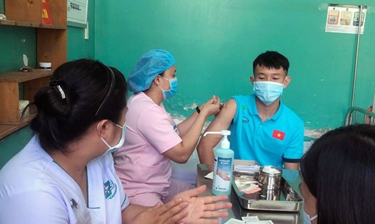Các cầu thủ Đội tuyển Futsal Việt Nam đã được tiêm vaccine phòng COVID-19 sáng 5.5. Ảnh: VFF